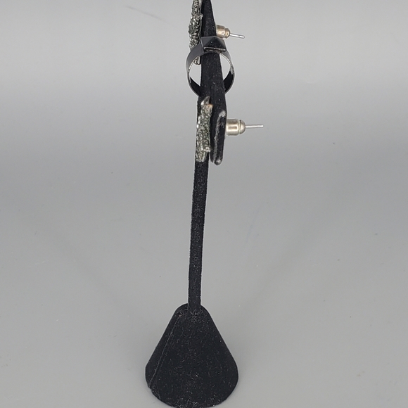 Guess Gunmetal Figaro Chain, Starfish Earrings and Pyrimad Earring Cuff Set - Picture 7 of 14